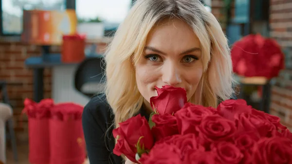 Gros plan de blonde jolie femme bouquet odorant avec des roses rouges — Photo