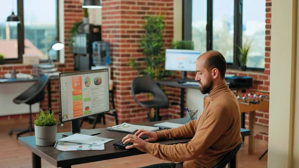 Uomo d'affari che lavora al computer per pianificare le statistiche finanziarie — Foto Stock