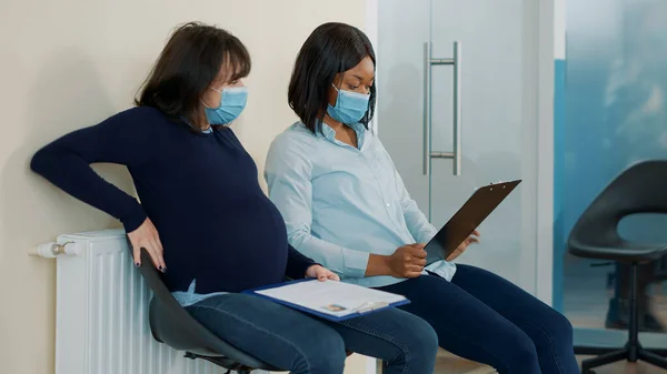 대기중인 로비에서 cv 파일을 떨어뜨리는 임신 한 후보 — 스톡 사진