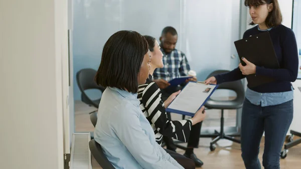 Multietnisk grupp av människor som får cv papper och väntar — Stockfoto