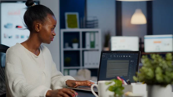 Designer engenheiro mulher negra olhando para laptop analisando projeto — Fotografia de Stock