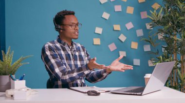 Telefon hattında müşteriye bağırıp kavga eden çağrı merkezi operatörü.