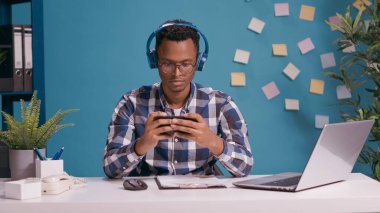 Sinirli oyuncu akıllı telefondan online video oyunu kaybediyor