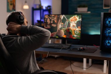 Yetişkin monitörde video oyunları oynamaya hazırlanıyor
