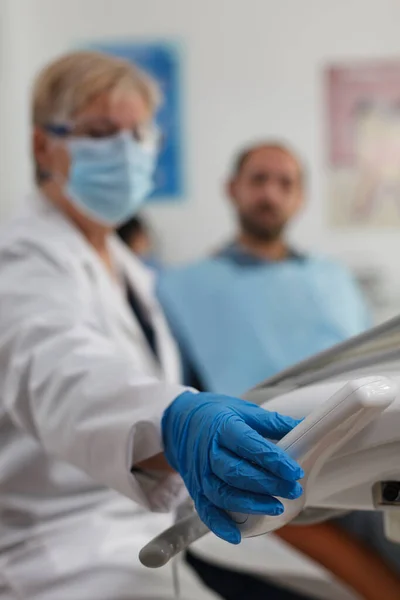 Detailní záběr seniorky zubařky pracující na proceduře zubů — Stock fotografie