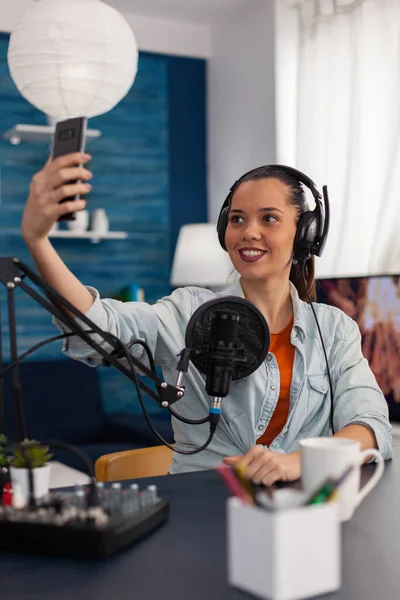 Femme influenceur dans home studio streaming en direct sur smartphone. — Photo