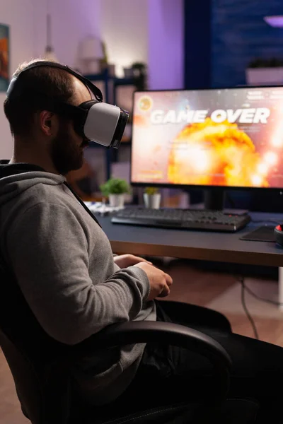 Homem com óculos VR jogando videogames com joystick — Fotografia de Stock