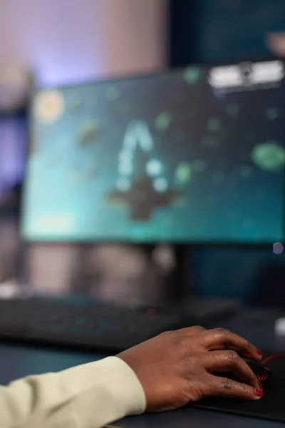 Close up de jogador americano africano segurando a mão no mouse do computador — Fotografia de Stock