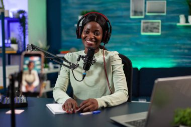 Video içeriğini kaydederken gülümseyen Afrikalı Amerikalı kadın