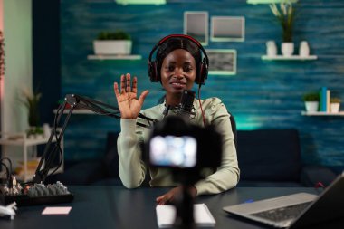 Afrikalı Amerikalı vlogger kadın aboneleri selamlıyor