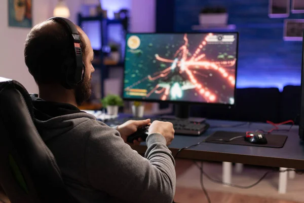 Persoon die videospelletjes speelt met controller op computer — Stockfoto