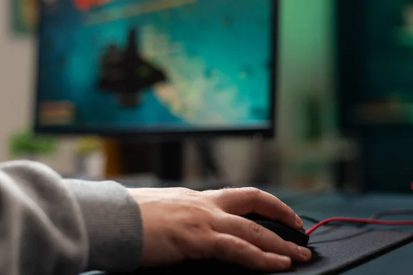 Close up de jogador segurando o mouse com mousepad na mesa — Fotografia de Stock