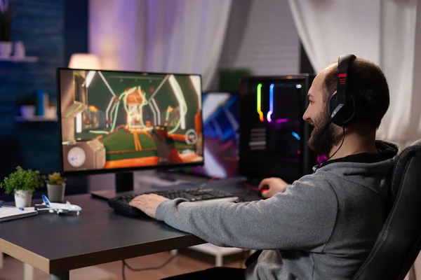 Gamer met headset spelen van video games op de computer — Stockfoto
