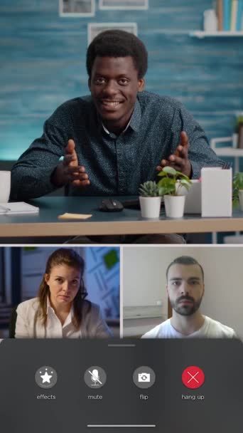 Vídeo vertical: Socios de negocios hablando en videoconferencia en línea — Vídeos de Stock