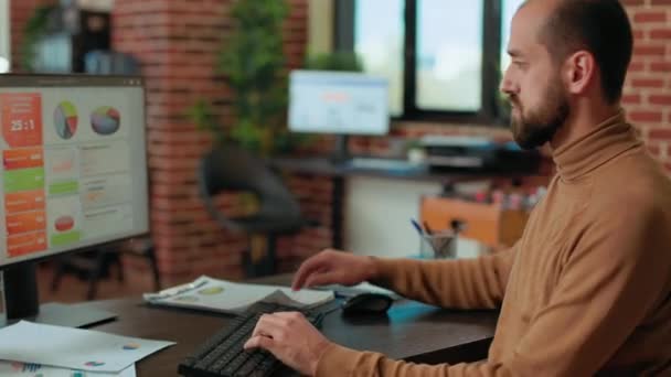 Homme d'affaires travaillant sur ordinateur pour planifier les statistiques financières — Video