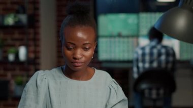 Serbest fon tüccarı dizüstü bilgisayardaki döviz satışlarını analiz ediyor.