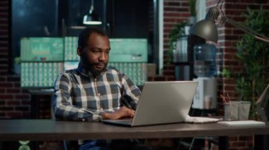 Dizüstü bilgisayarda borsa satışlarıyla çalışan mali analist.