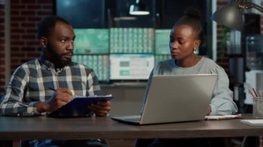 Erkek ve kadın yeni ticaret satışları geliştirmek için takım çalışması yapıyorlar.