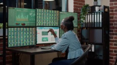 Borsa karıyla finansal başarıyı kutlayan neşeli kadın.