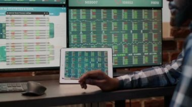 Dijital tablette borsa satışlarıyla çalışan finans yatırımcıları
