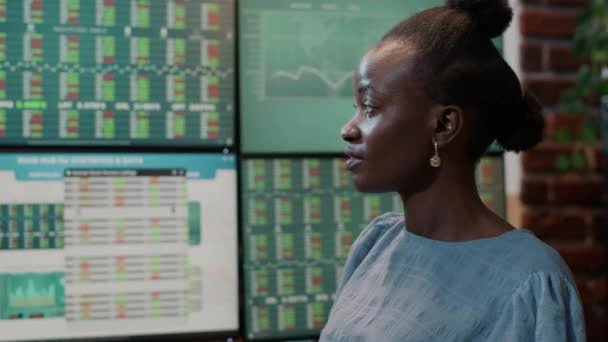 Finanzanalyst nutzt Börsenstatistiken, um Gewinnstrategie zu planen — Stockvideo