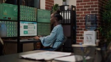 Forex hisse senedi piyasa numaralarıyla çalışan kadın yatırımcı