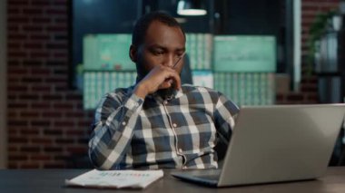 Afrikalı Amerikalı analist finansal strateji için beyin fırtınası yapıyor.