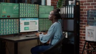 Afro-Amerikalı analist borsa ticareti yapıyor.