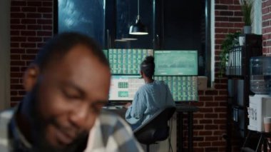 Finansal danışman, borsada çalışmak için telefonla konuşuyor.