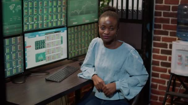 Portret kobiety brokera korzystającej z wielu monitorów do obserwacji rynku handlowego — Wideo stockowe