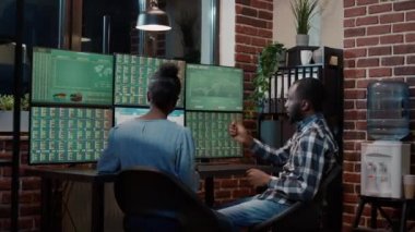 Borsa yapıcı ticaret istatistiklerini analiz eden iş ekibi