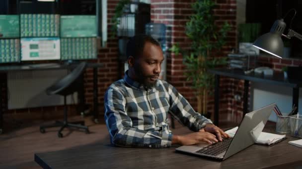 Retrato de corretor americano africano trabalhando com gráficos do mercado de ações — Vídeo de Stock