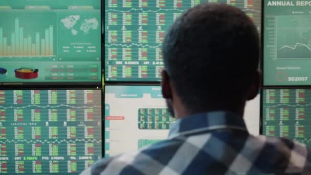 Pénzügyi elemző monitoring forex piaci készletek befektetés — Stock videók