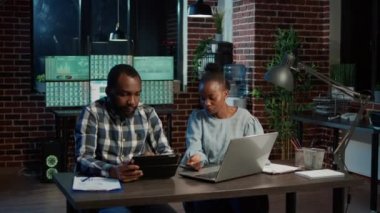 Erkek ve kadın gerçek zamanlı borsa grafiklerini izliyor