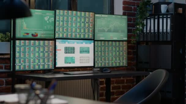 Prázdné multi monitory pracovní stanice se statistikou akciového trhu — Stock video
