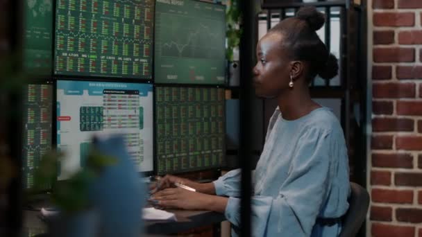 Analista financiero toma notas en portapapeles para trabajar en el comercio de valores — Vídeos de Stock