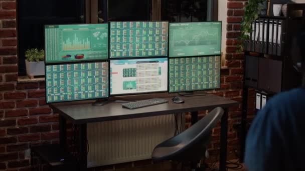 Vrouwelijke makelaar die de aandelenverkoop analyseert die op multi monitors groeit — Stockvideo