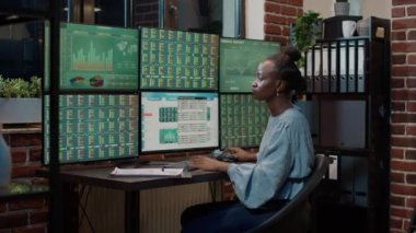 Banka analisti finansal strateji planlamak için panoya notlar alıyor