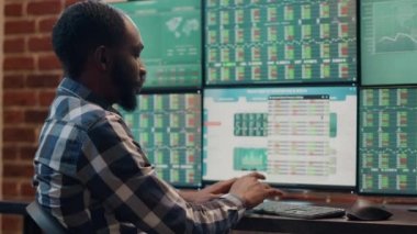 Satış danışmanı birden fazla monitörde gerçek zamanlı hisse senedi arıyor.