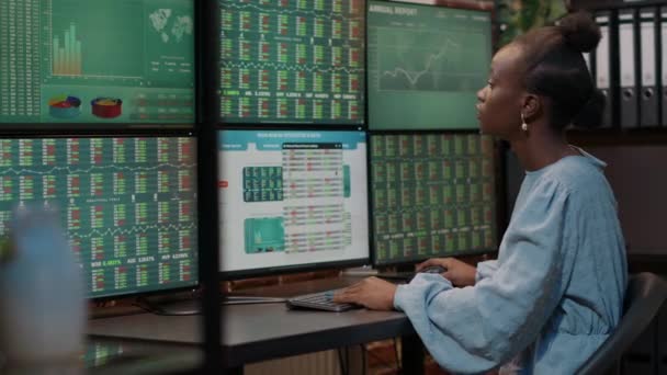 Kobieta inwestor analizujący rynek walutowy forex na wielu monitorach — Wideo stockowe