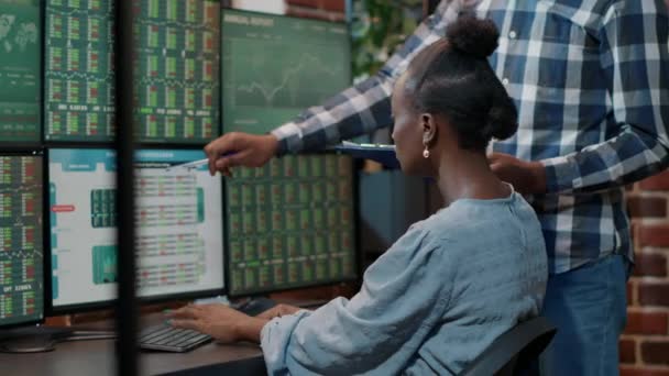 Financieel team dat forex exchange-investeringen plant — Stockvideo