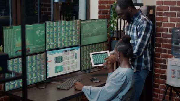 Équipe de bourse Forex analyser les statistiques boursières sur tablette numérique — Video