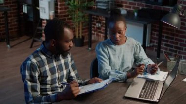 Erkek ve kadın Forx borsasında takım çalışması yapıyorlar.