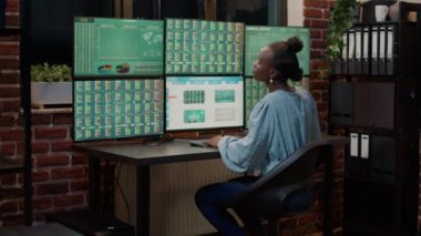 Döviz piyasası grafikleriyle çalışan finans simsarı.