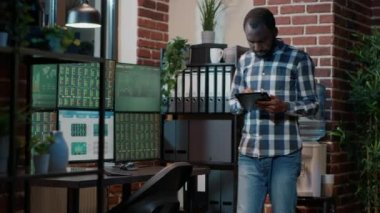 Dijital tablet üzerindeki ön x istatistiklerini analiz eden hedge fonu tüccarı