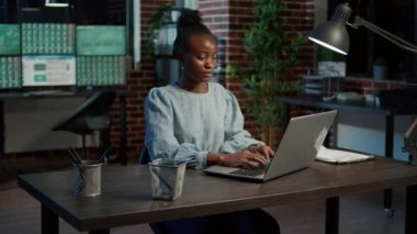 Dizüstü bilgisayarda çalışan kadın yatırımcı portresi önplan stratejisi için çalışıyor