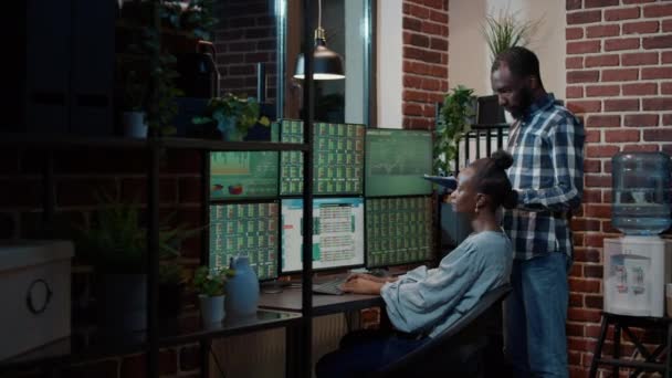 アフリカ系アメリカ人チームが取引所市場の売り上げを監視 — ストック動画