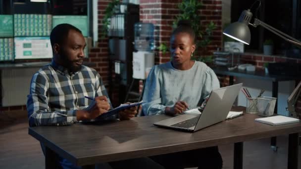 Equipe afro-americana de investidores usando as vendas do mercado de ações no laptop — Vídeo de Stock