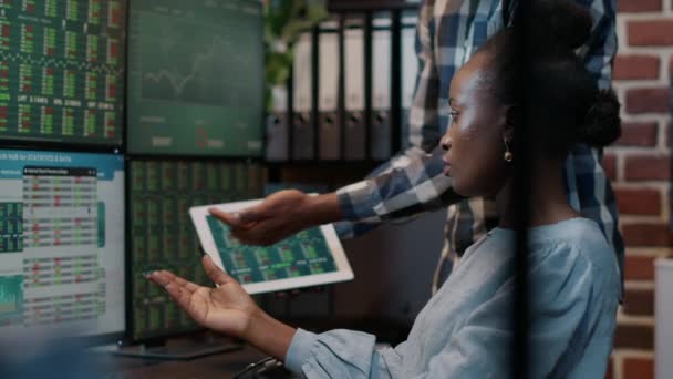 Afrika american tim bekerja pada pertumbuhan investasi forex — Stok Video