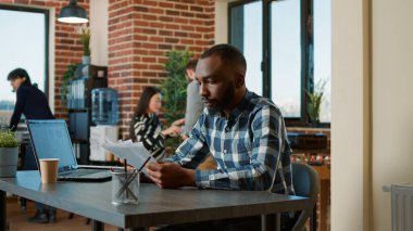 Afrika kökenli Amerikalı adam asker toplamak için konuşma balonu tutuyor.